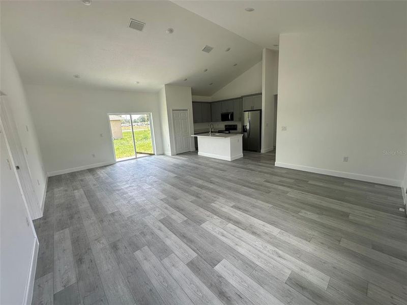 Spacious, unfurnished interior of a new home in , Ocala (Image 9).
