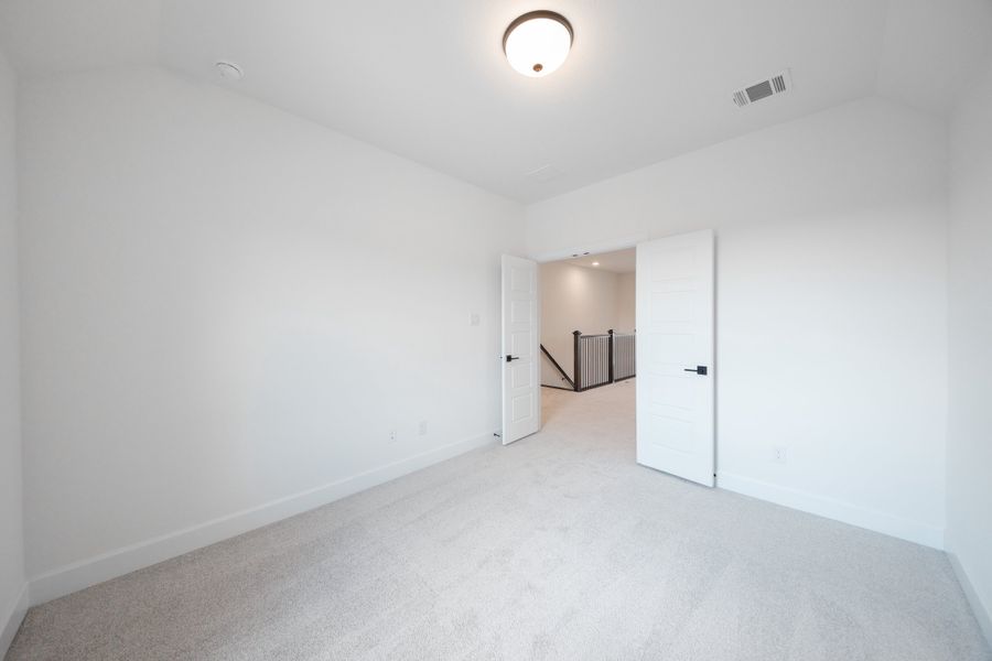 Spacious, unfurnished interior of a new home in Heath Golf and Yacht Club, Heath (Image 24).