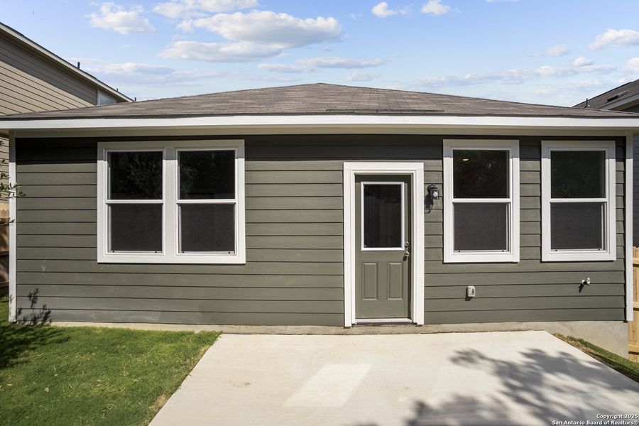 Exterior details and patio area of a home in Rosemont Hill, San Antonio (Image 17).
