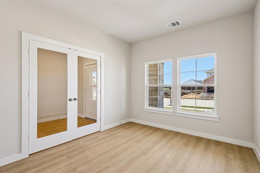 Spacious, unfurnished interior of a new home in Hickory Hill, Sherman (Image 36).