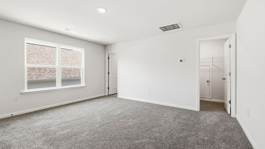 Spacious, unfurnished interior of a new home in Blue Ridge Trail, Fountain Inn (Image 28).