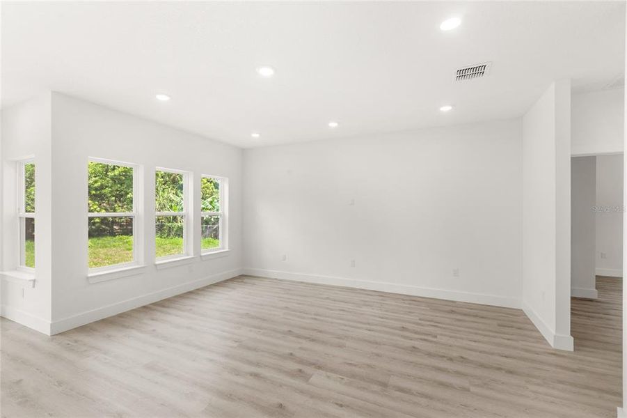 Spacious, unfurnished interior of a new home in , Winter Garden (Image 30).