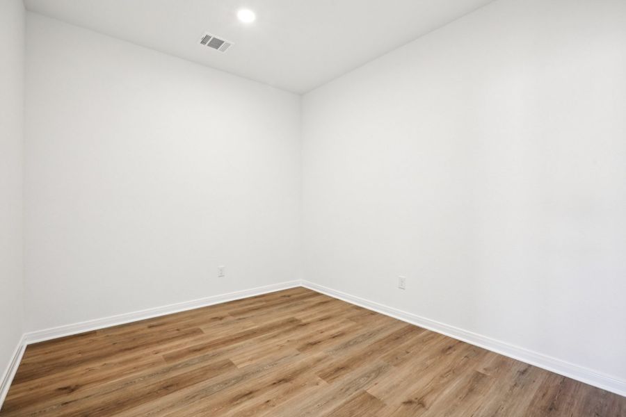 Spacious, unfurnished interior of a new home in Sonterra, Jarrell (Image 10).