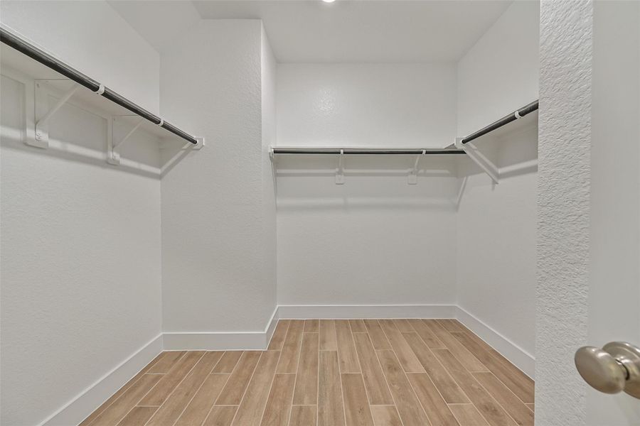 Spacious, unfurnished interior of a new home in Laurel Landing, Alvin (Image 29).