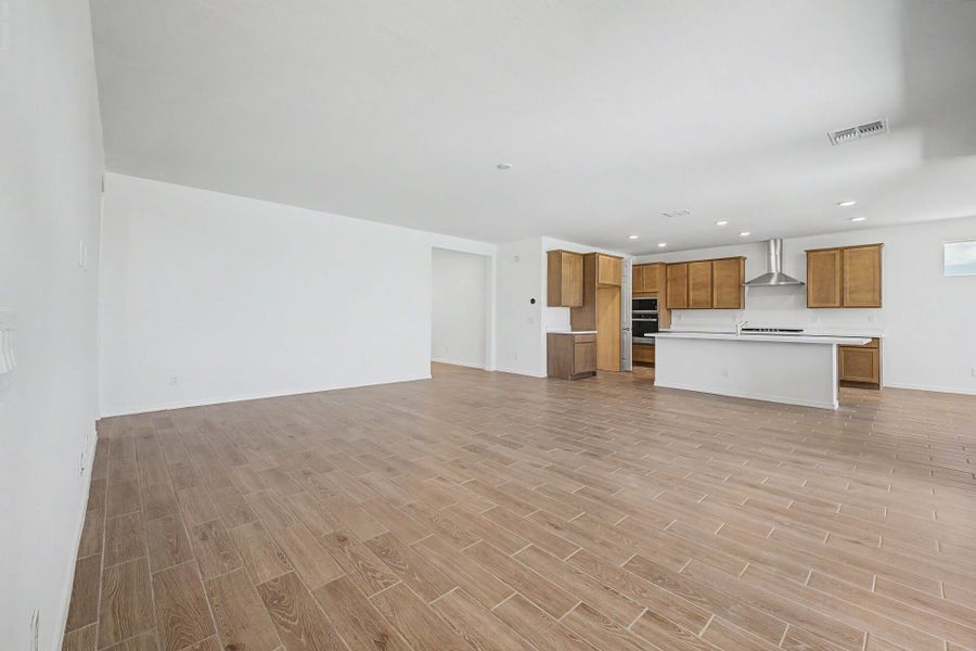Spacious, unfurnished interior of a new home in White Tank Vistas, Waddell (Image 7).