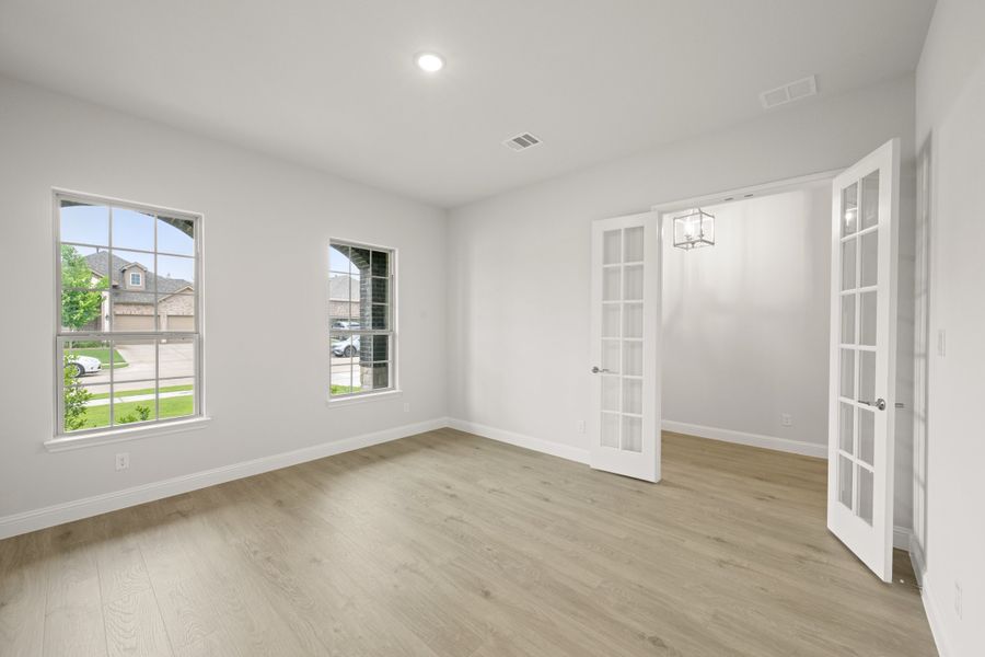 Spacious, unfurnished interior of a new home in Sheppard's Place, Waxahachie (Image 16).