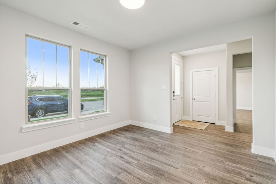 Spacious, unfurnished interior of a new home in Dove Hollow, Waxahachie (Image 19).