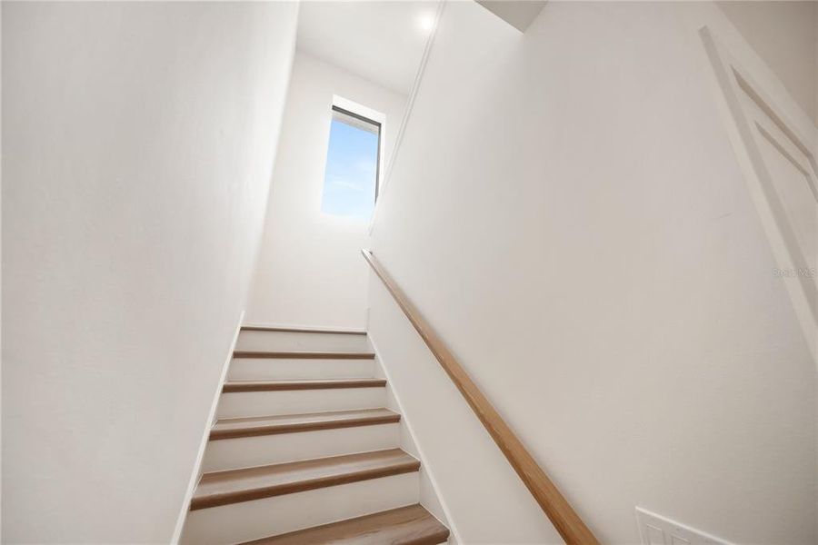 Spacious, unfurnished interior of a new home in , Sarasota (Image 76).