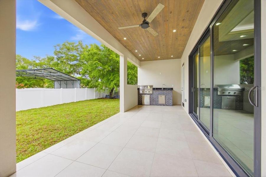 Exterior details and patio area of a home in , Plant City (Image 3).