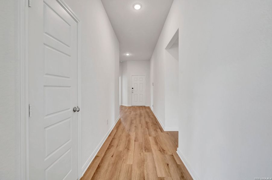 Spacious, unfurnished interior of a new home in Chaparral Ranch, Floresville (Image 28).