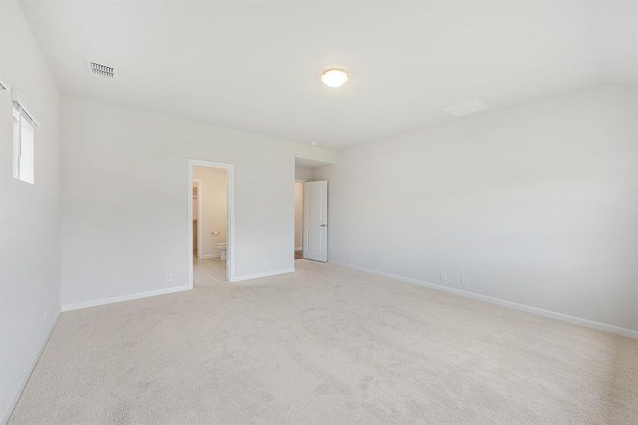 Spacious, unfurnished interior of a new home in Hulen Trails, Fort Worth (Image 21).