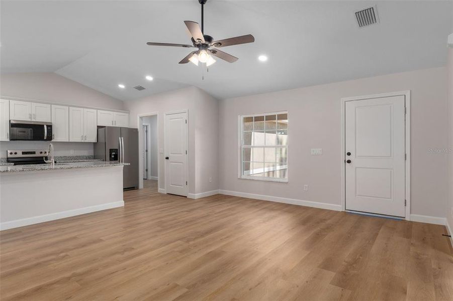 Spacious, unfurnished interior of a new home in , Citrus Springs (Image 17).