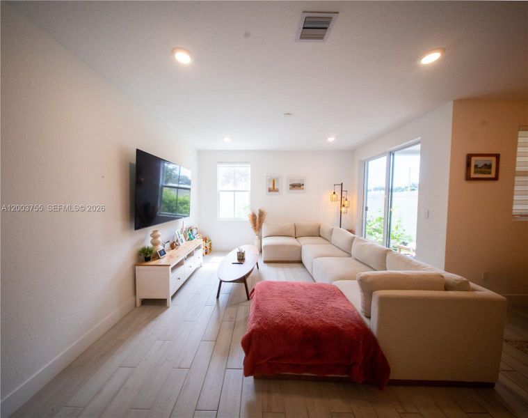 Furnished interior view inside a new home in , Pembroke Pines (Image 14).