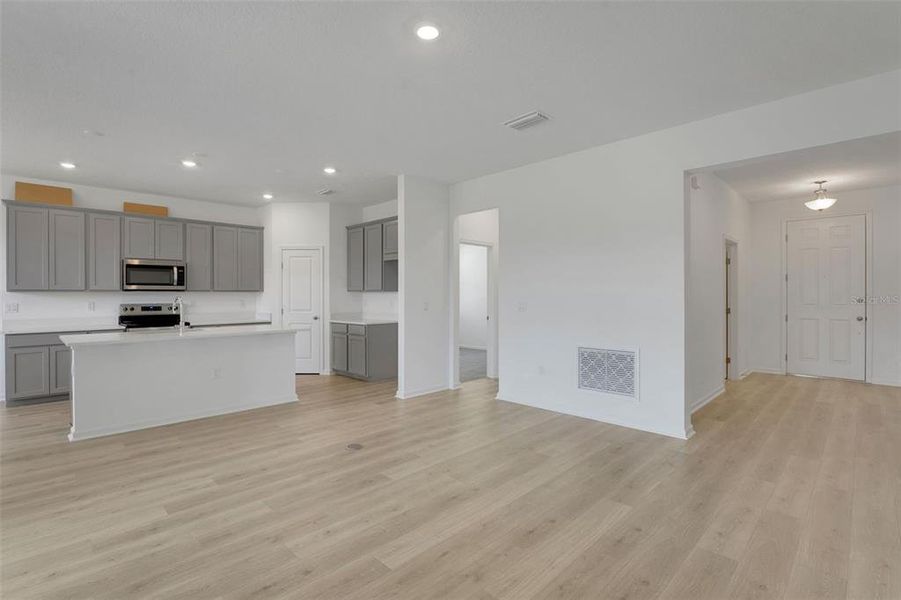 Spacious, unfurnished interior of a new home in Willowbrook North, Winter Haven (Image 14).