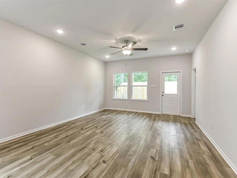 Spacious, unfurnished interior of a new home in Caney Creek Place, Conroe (Image 15).