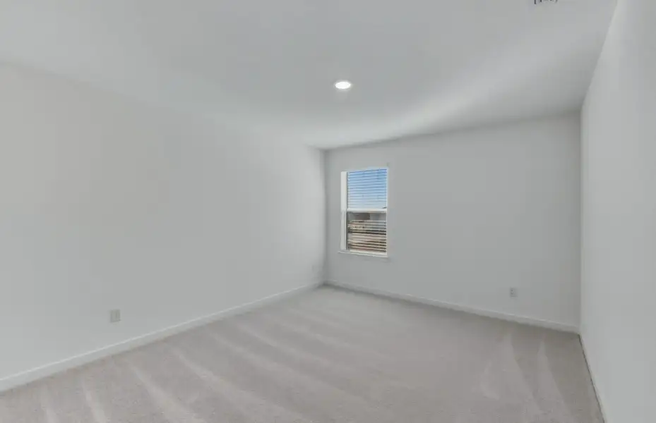 Spacious, unfurnished interior of a new home in Sunfield, Buda (Image 15).