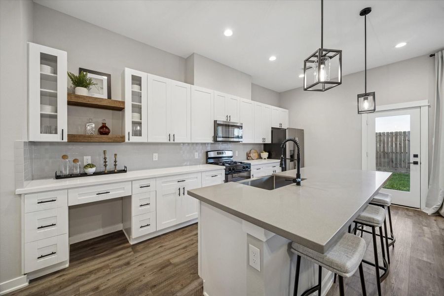 *Photos are of model home located in the community to reference finishes* *Photos are of model home located in the community to reference finishes*