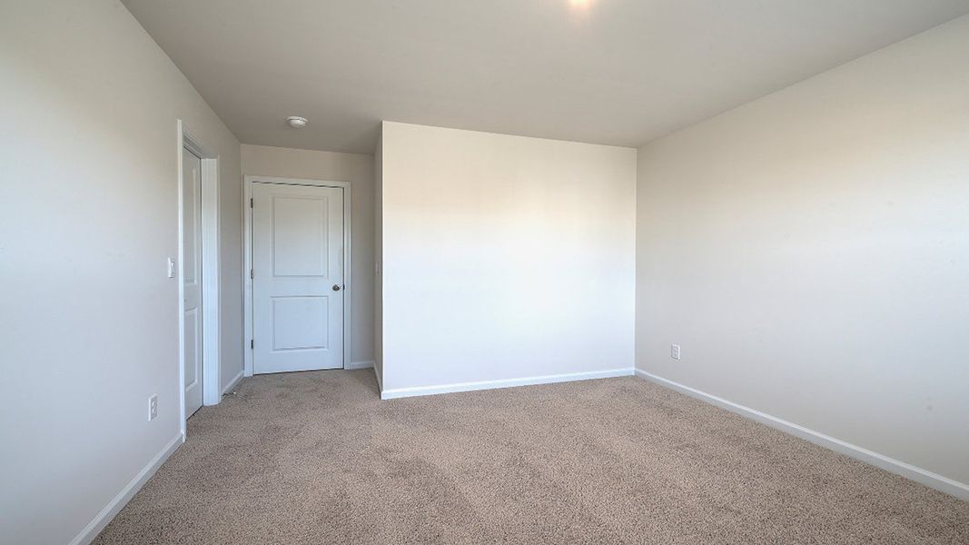 Spacious, unfurnished interior of a new home in Ferry Grove, Lexington (Image 18).