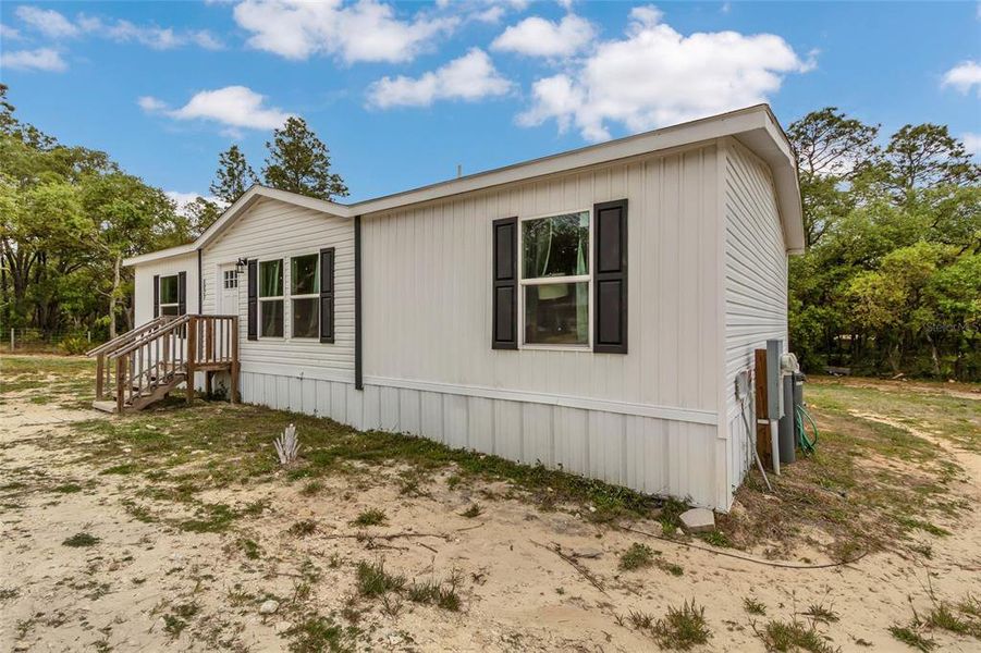 Exterior details and patio area of a home in , Homosassa Springs (Image 19).