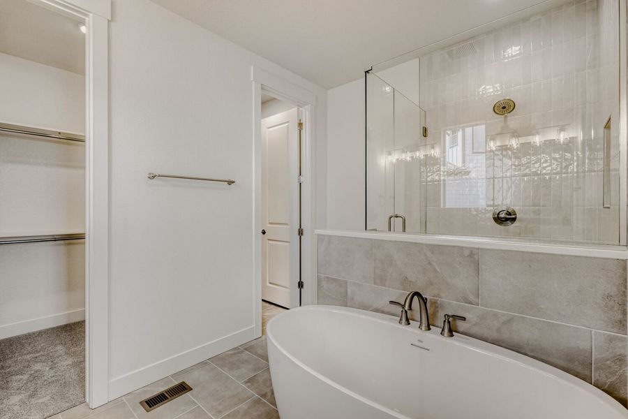 8118 Pennydale - Primary Bathroom