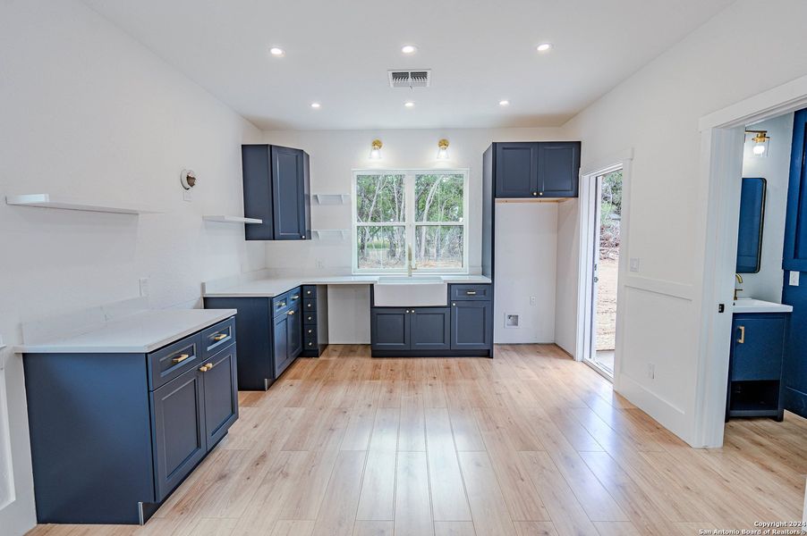 Furnished interior view inside a new home in , Bandera (Image 4).