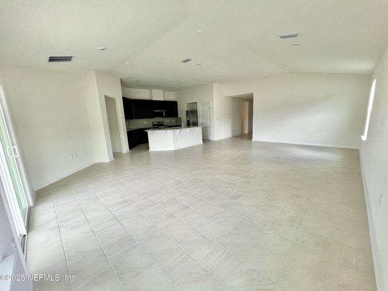 Spacious, unfurnished interior of a new home in Bellbrooke, Jacksonville (Image 4).