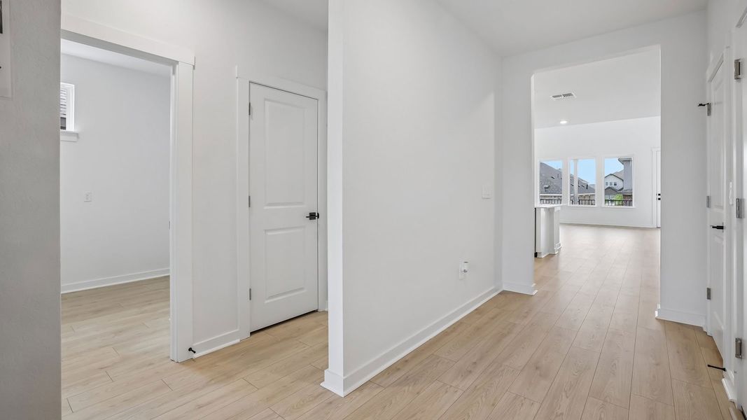 Spacious, unfurnished interior of a new home in Rosenbusch Ranch, Leander (Image 19).