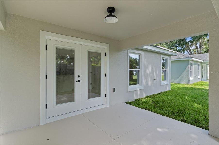 Exterior details and patio area of a home in , Ocklawaha (Image 3).