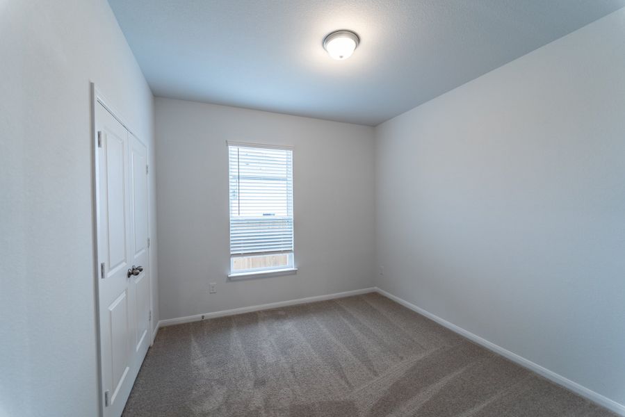 Spacious, unfurnished interior of a new home in Sunfield, Buda (Image 18).