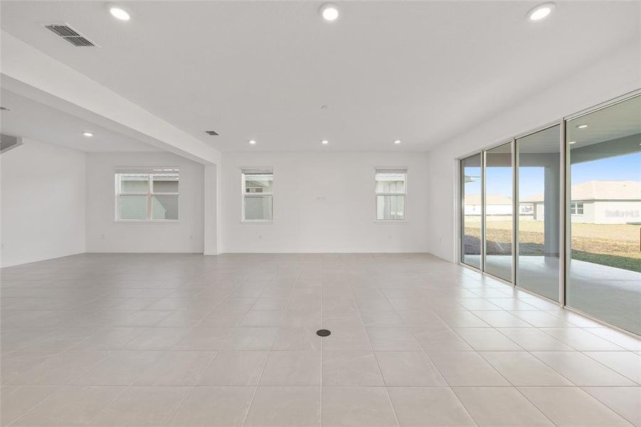 Spacious, unfurnished interior of a new home in Calesa Township, Ocala (Image 32).