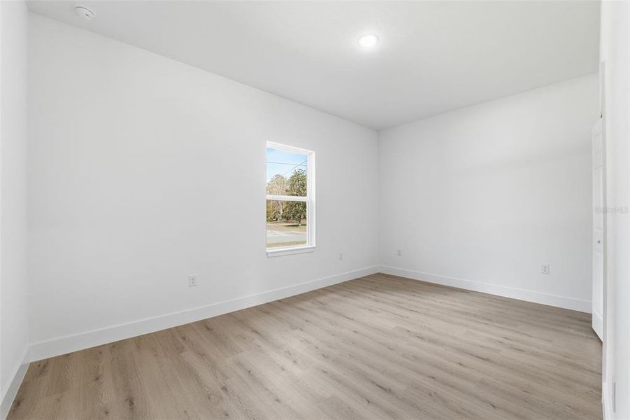 Spacious, unfurnished interior of a new home in , Citrus Springs (Image 26).
