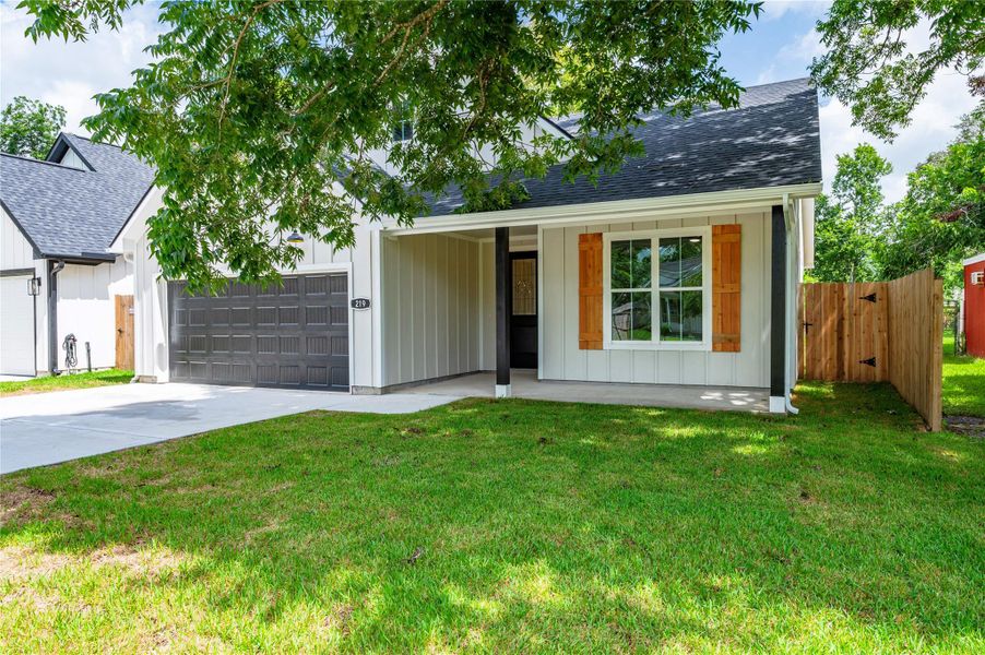 Exterior details and patio area of a home in , Alvin (Image 3).
