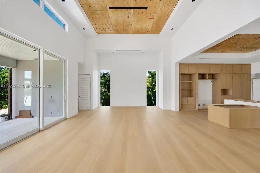 Spacious, unfurnished interior of a new home in , Pinecrest (Image 8).