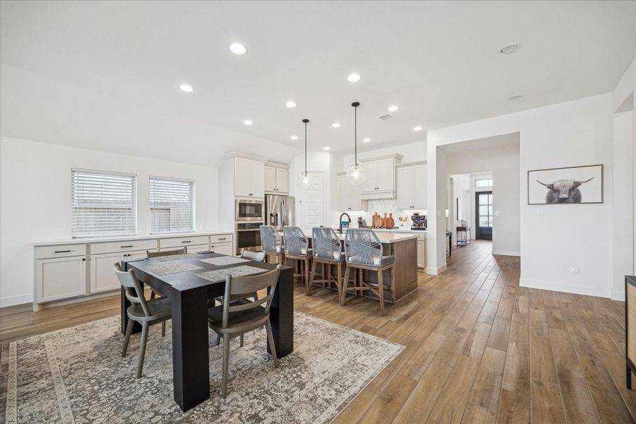 Additonal dry bar space behind the dining space.