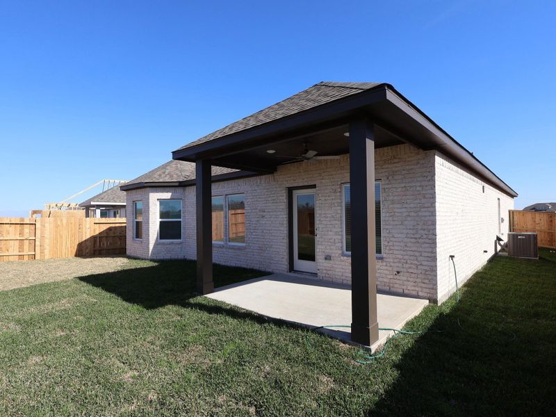 Exterior details and patio area of a home in Lago Mar, Santa Fe (Image 20).