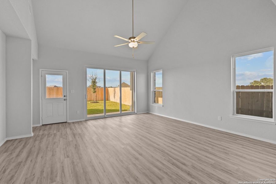 Spacious, unfurnished interior of a new home in Sunflower Ridge, New Braunfels (Image 24).