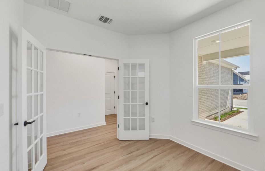 Spacious, unfurnished interior of a new home in Sun City Texas, Georgetown (Image 32).