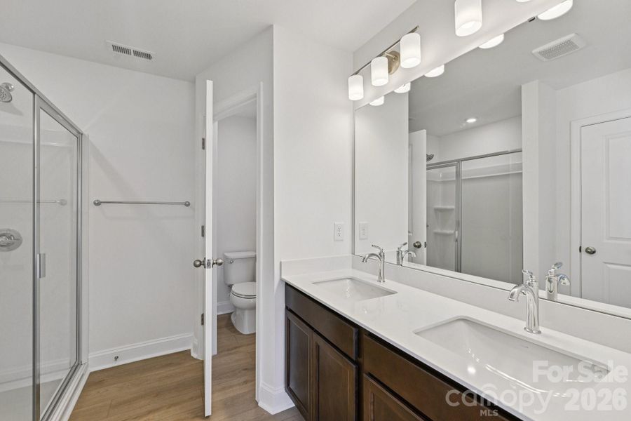 Owner's Bathroom Owner's Bathroom
