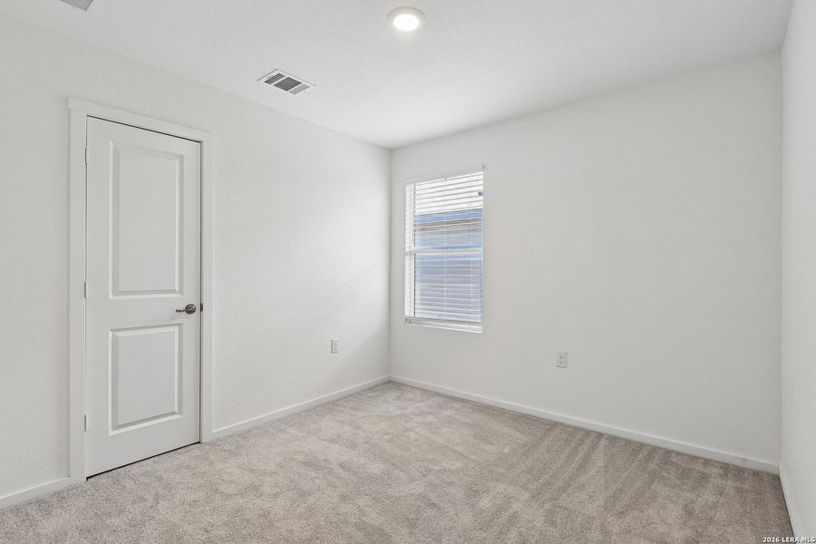 Spacious, unfurnished interior of a new home in Valle Sol, Von Ormy (Image 19).