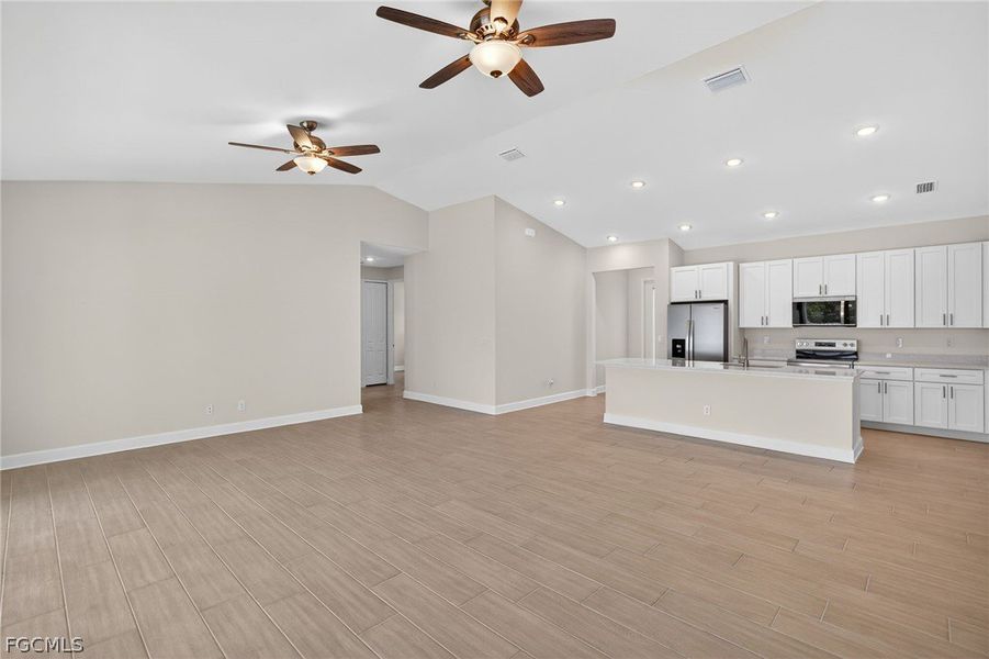 Spacious, unfurnished interior of a new home in Cape Coral, Cape Coral (Image 20).