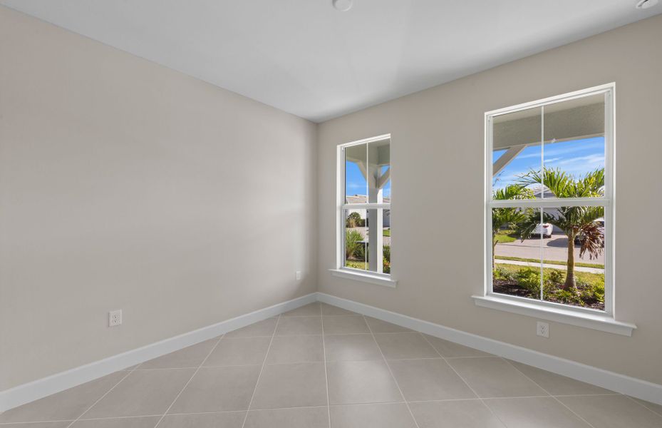Spacious, unfurnished interior of a new home in Del Webb Oak Creek, North Fort Myers (Image 14).