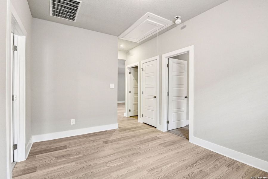 Spacious, unfurnished interior of a new home in Lark Canyon, New Braunfels (Image 28).