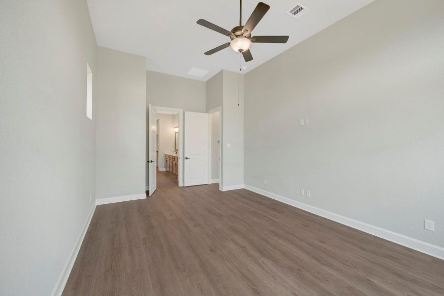 Spacious, unfurnished interior of a new home in Kresston - Enclave Collection, Magnolia (Image 20).