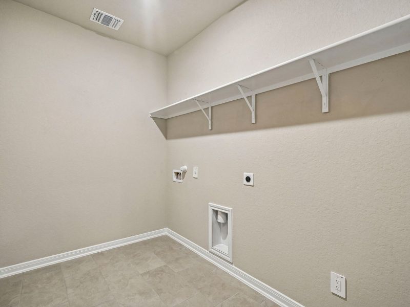 Spacious, unfurnished interior of a new home in Royal Crest, San Antonio (Image 20).