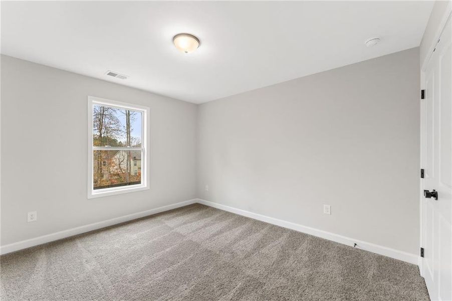 Spacious, unfurnished interior of a new home in Cherokee Township, Acworth (Image 11).