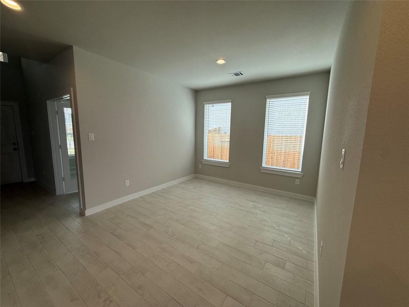 Spacious, unfurnished interior of a new home in Huntington Place, Rosharon (Image 9).
