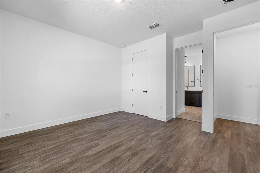 Spacious, unfurnished interior of a new home in , Deland (Image 42).