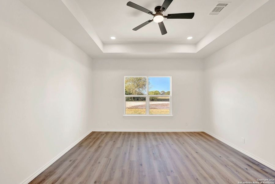 Spacious, unfurnished interior of a new home in , Hondo (Image 17).