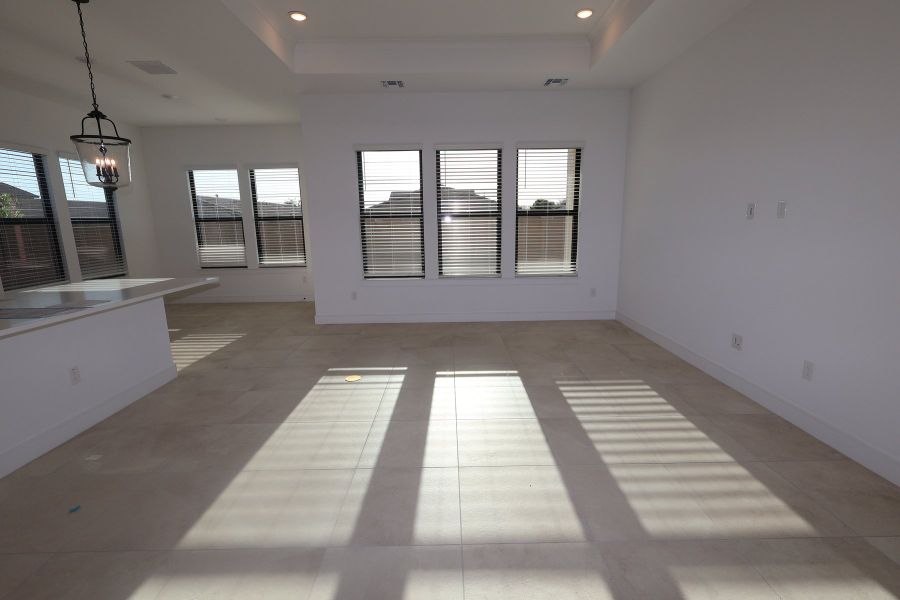 Spacious, unfurnished interior of a new home in Edgewood, San Tan Valley (Image 20).