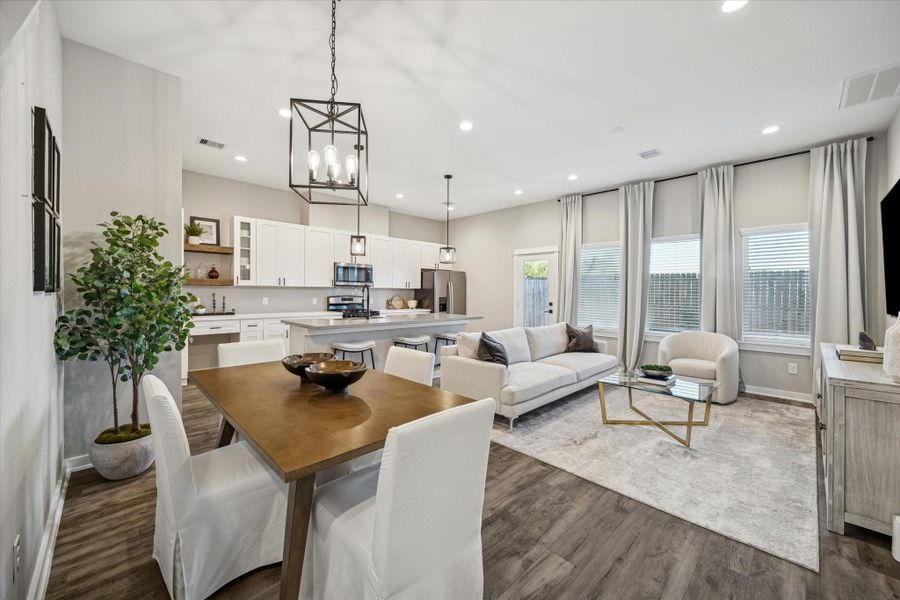 *Photos are of model home located in the community to reference finishes* *Photos are of model home located in the community to reference finishes*